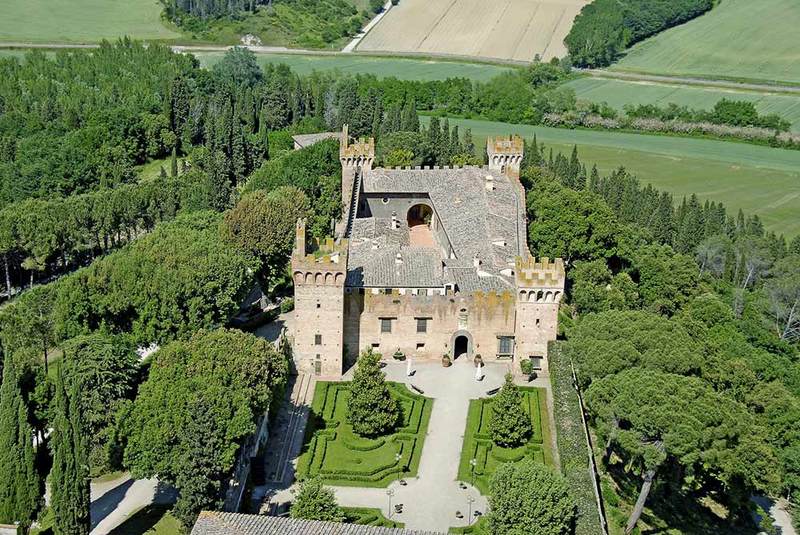 Veduta dall'alto di uno dei castelli più belli in Toscana