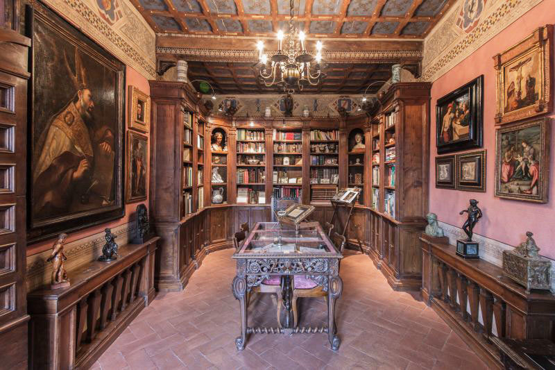 Libreria bellissima di un suggestivo castello toscano
