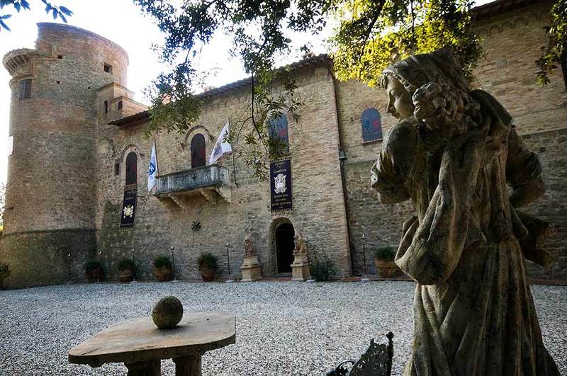 Esterni di uno dei più belli castelli in vendita in Umbria