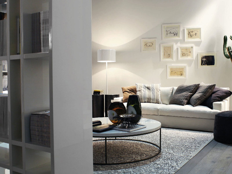Un divano dalle tonalità chiare per la tua stanza piccola