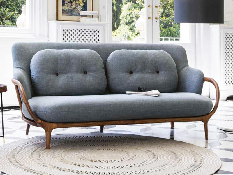 Colore e sfumature del blu del divano per un ambiente rilassante
