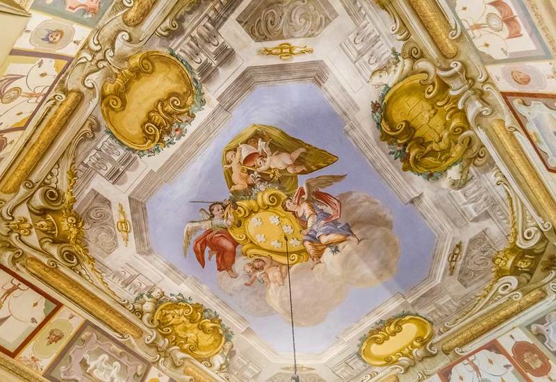 Meravigliosi affreschi di un bellissimo castello in Toscana