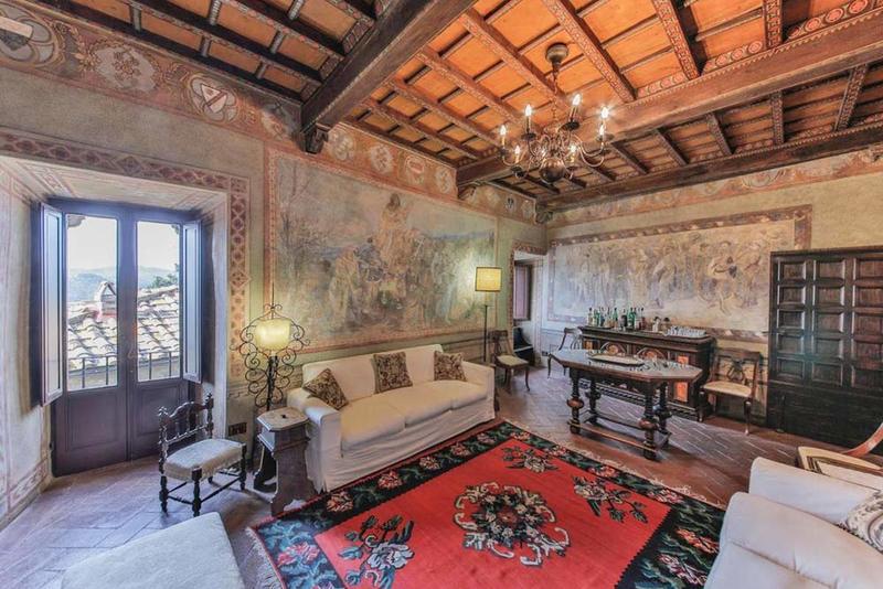 Stanze decorate di un bellissimo castello in Toscana