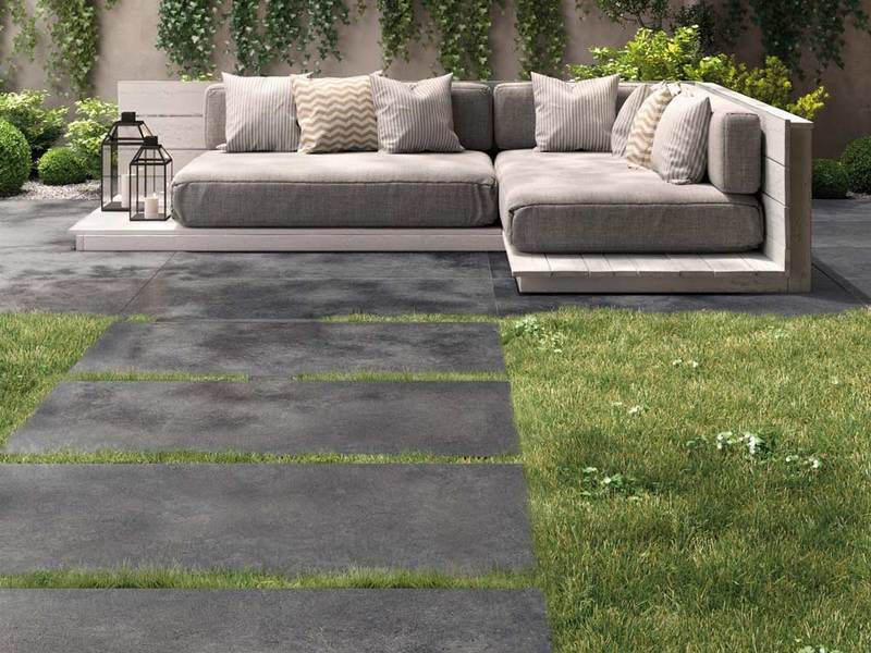 Sistema lo spazio in giardino con un buon pavimento per esterni