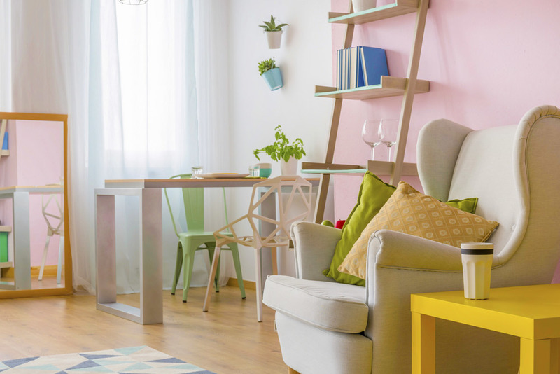 Come posizionare i tuoi mobili in salotto: gioca con i colori delle pareti