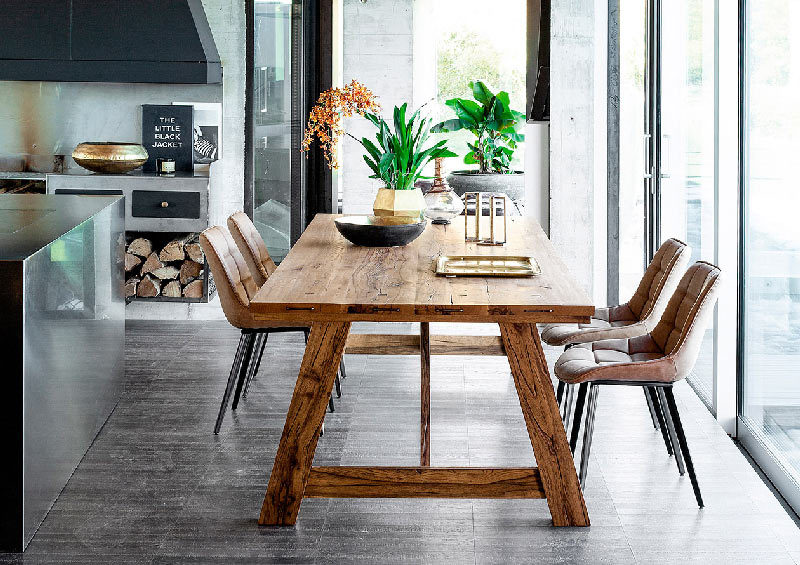 Un tavolo in legno in cucina per uno stile urban