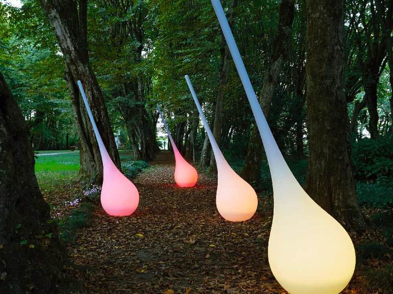 Illuminazione giardino con design futuristico e poetico