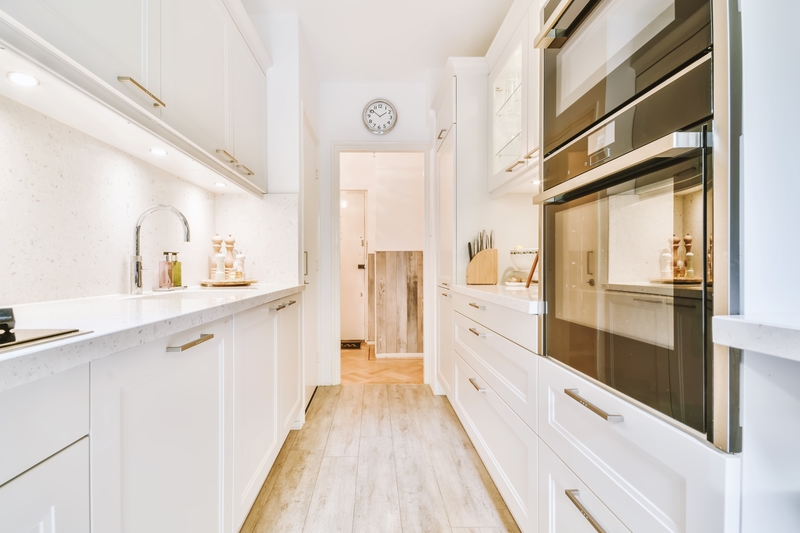 cucina bianca pavimento beige