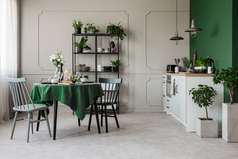 Cucina verde, idee per complementi d’arredo o pareti verdi