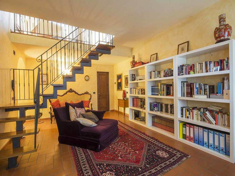Libreria e scale nelle case rustiche